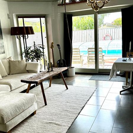 Modernt Hus Naera Stad Och Strand Истад Екстериор снимка